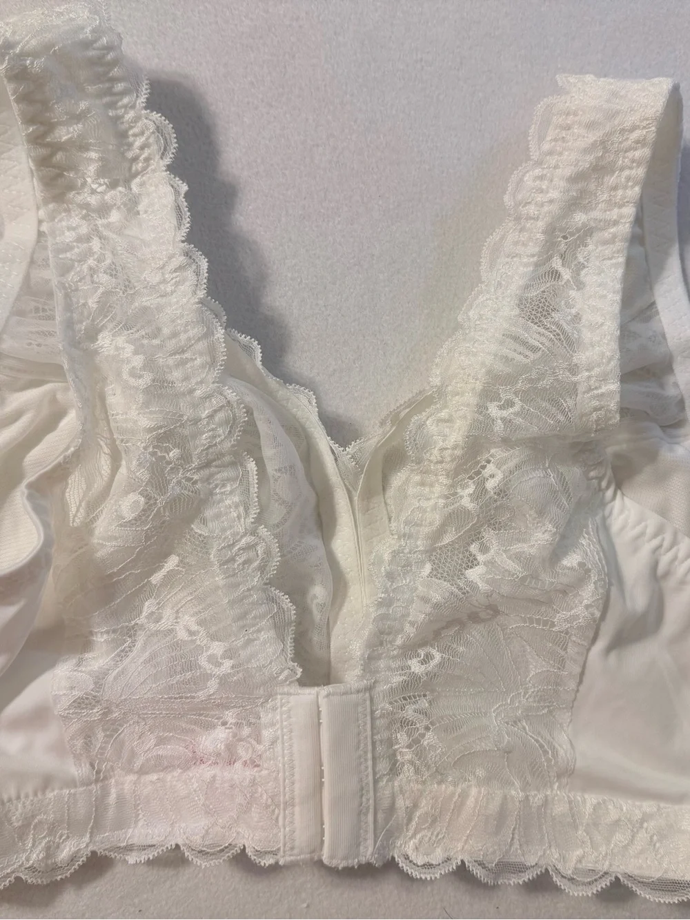 New Breezies Soft Support Lace Wirefree Unlined Bra. Size Large